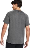 Man, achterkant grijs sportshirt met fijne horizontale strepen en zwart Under Armour logo.