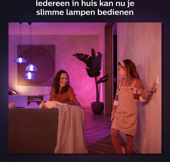 Vrouw en kind bedienen slimme lampen met een schakelaar, de kamer is paars verlicht.