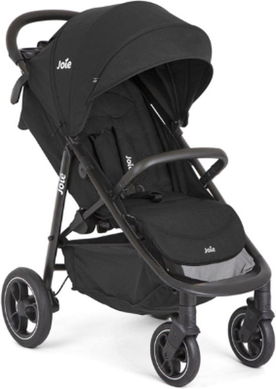 Zwarte Joie kinderwagen met kap open, mandje onderaan en vier wielen. Grijze voering zitting.