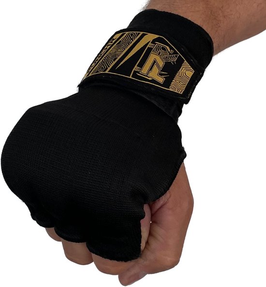 Een vuist met zwarte quick gel handwraps met een gouden band met 'PUNCHR' logo.
