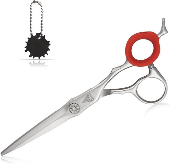 Zilverkleurige schaar met rode vingerringen en een zwarte sleutelhanger.