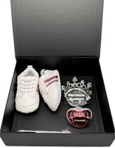 Kraamcadeau meisje, Mijn éérste sneakers - geboorte cadeau met babysneakers en speen