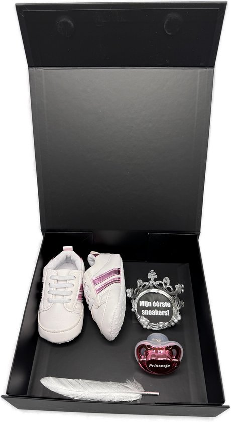 Baby giftbox met roze en witte sneakers, een kroon met parels en een speen. Tekst: 'Mijn eerste sneakers!'