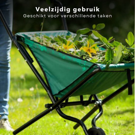Groene kruiwagen gevuld met groenafval en gele bloemen, buiten in het gras.