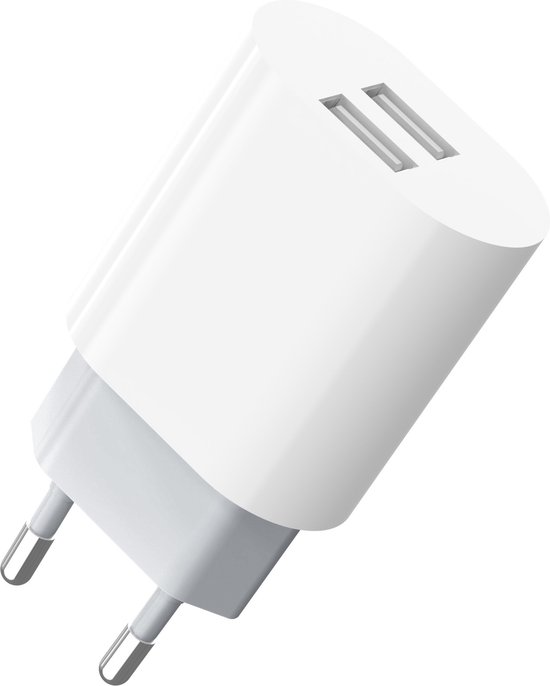 Witte USB-oplader met twee poorten en Europese stekker, schuin van voren bekeken.