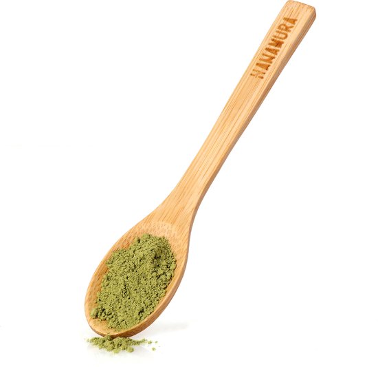 Een houten lepel met matcha poeder, met het Hanamura logo.