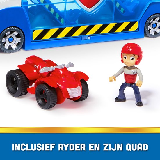 Een rode ATV met Ryder in een grijs en rood shirt en een donkerblauwe broek, onderdeel van het PAW Patrol speelgoed.