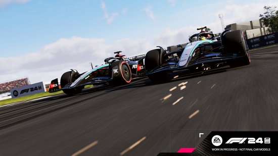 Twee Formule 1 auto's, zwart/zilver en zwart/lichtblauw, racen naast elkaar op een zonnig circuit.