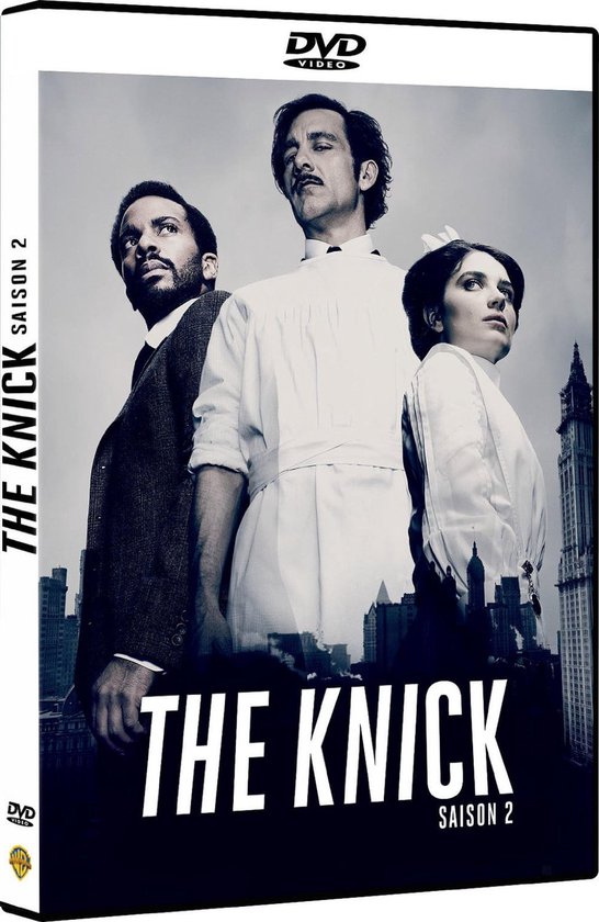 Dvd-hoes van The Knick, seizoen 2, met drie personen voor een stadsgezicht.