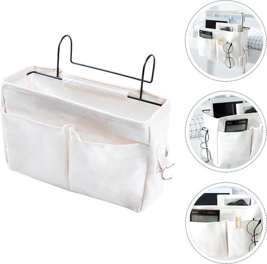 Witte stoffen bedorganizer met haken, hangend aan een metalen frame. Toont de vakjes gevuld met een tablet, bril en schaar.