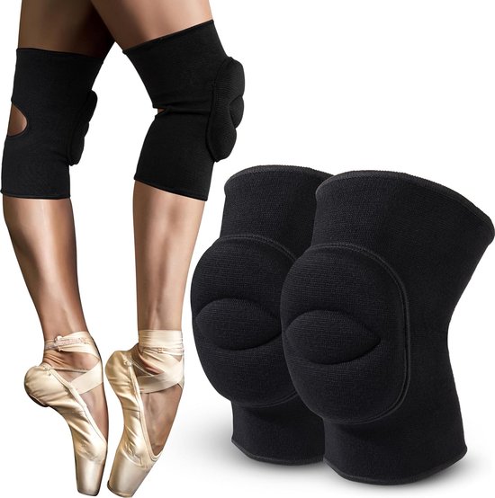 Jambes d'une femme en chaussons de pointe et genouillères noires, à côté d'une paire de genouillères noires.
