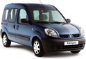 Blauwe Renault Kangoo personenbus geparkeerd op een witte achtergrond.