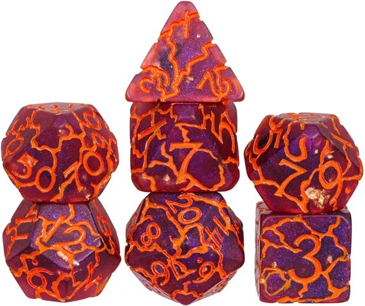Lapi Toys - Dungeons and Dragons dobbelstenen - DnD Dice - Polydice - Dobbelstenen Dungeons Dragons - D&D dobbelstenen - DnD Dice Set - 1 set (7 stuks) - Met lava effect - Resin - Paars - Oranje