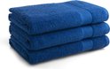 Een stapel van drie klassiek blauwe badhanddoeken met een subtiele geborduurde rand.