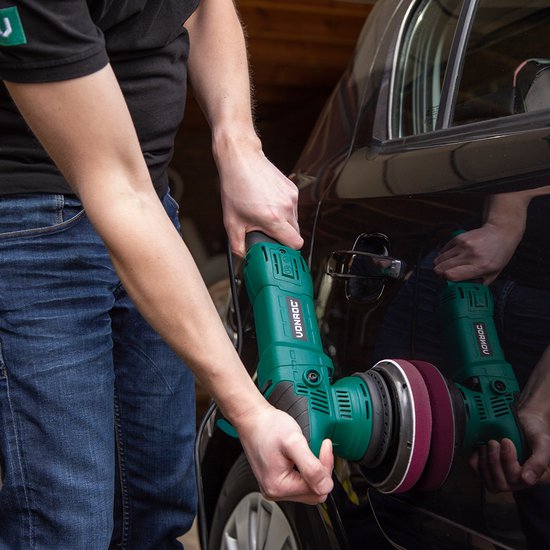 Persoon polijst een zwarte auto met een groene VONROC polijstmachine.