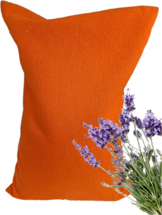 Een oranje kersenpitkussen met takjes lavendel aan de zijkant.