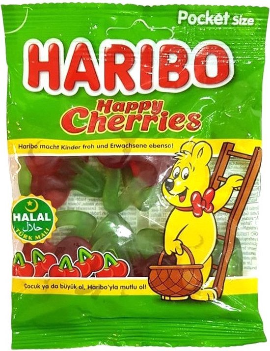 Haribo Happy Cherries zak met rode en groene kersvormige snoepjes. Een gele beer met een mandje staat naast een ladder.