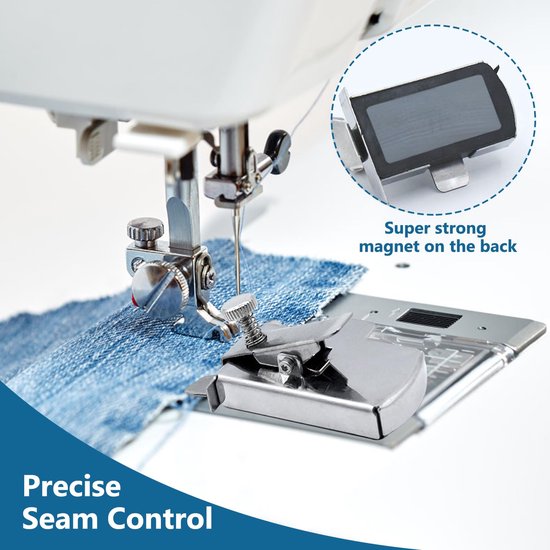 Zilverkleurige naaimachinevoet op denim stof, met vergroting van supersterke magneet aan de achterkant.