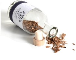 Vuurwater - Maak je eigen whisky - Fles met whiskysnippers van gebruikte whiskyvaten Vuurwater - Maak je eigen whisky - Fles met whiskysnippers van gebruikte whiskyvaten