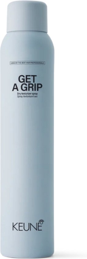 Een lichtblauwe Keune 'Get A Grip' spray met tekst op de voorkant.