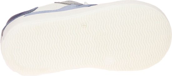 Semelle d'un sneaker blanc cassé avec un motif ondulé.