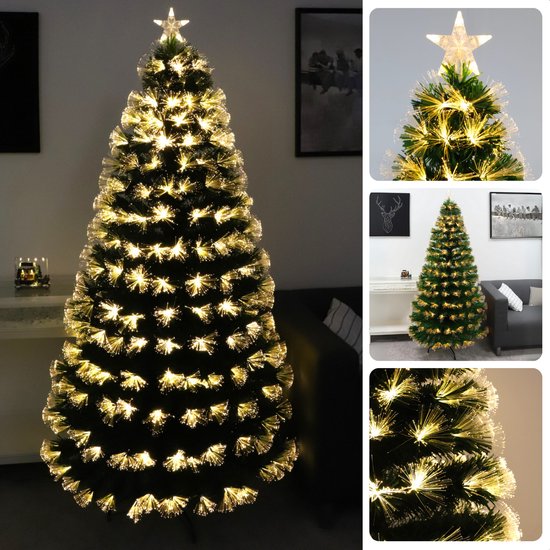 Verlichte groene kerstboom met fiberoptische takken en ster in de top.