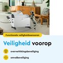 Twee witte convector kachels in een woonkamer, met een dalmatiër die er tegenaan leunt. Functionele veiligheidssensoren.