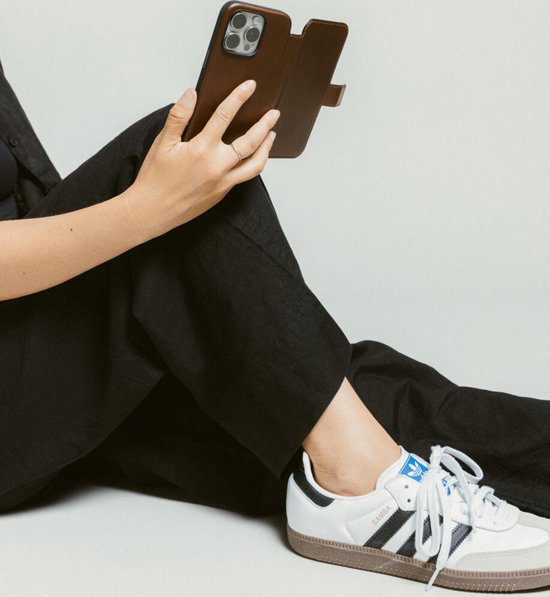 Coque Nomad adaptée à Apple iPhone 16 Pro Max | Folio en cuir moderne | Compatible avec MagSafe et le chargement sans fil | Book Case avec porte-cartes | Cuir véritable | Marron