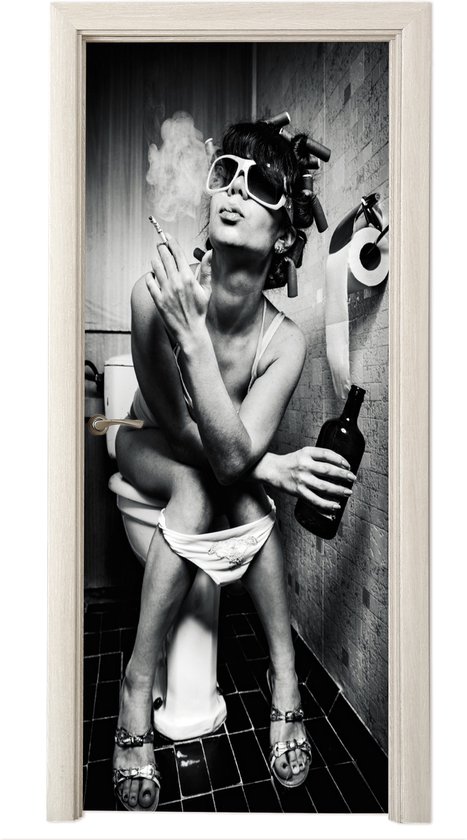 Deurposter 75x205 cm - Deursticker Vrouw - Vintage - Krulspelden - Toilet - Sigaret - Meubelfolie zelfklevend - Deurfolie woonkamer - Interieurfolie fotobehang - Deur plakfolie - Deurstickers - Deurbehang sticker - Kamer decoratie