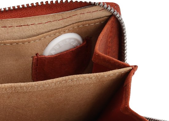 Bruin leren portemonnee, deels open met rits, vakjes voor pasjes en muntjes.