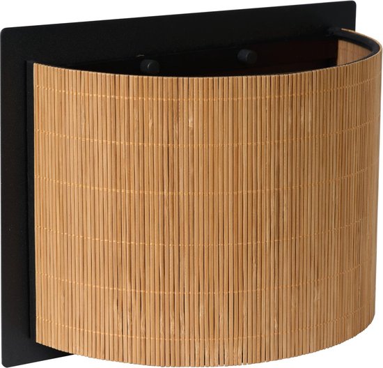 Luchtfoto van de 'Magius' wandlamp, met gebogen naturel bamboe lampenkap en zwart metalen armatuur.