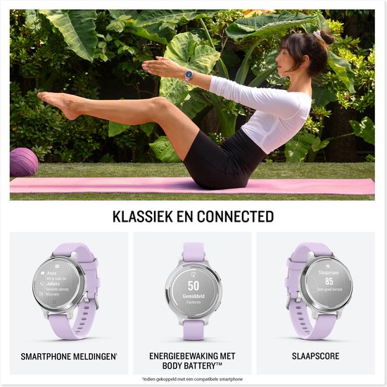 Een vrouw doet een yoga-oefening buiten. Drie Garmin Lily 2 Active smartwatches met paars bandje tonen respectievelijk smartphone meldingen, 'Body Battery' en slaapscore.