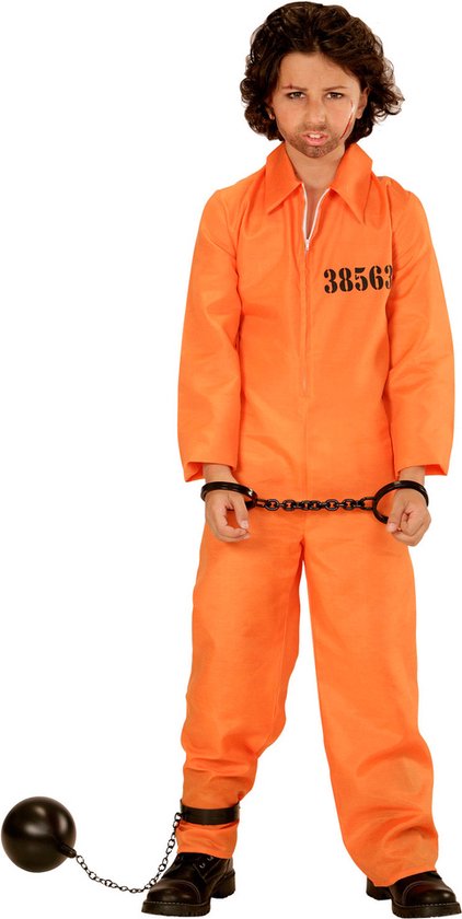 Jongen in een oranje gevangenispak met handboeien en enkelbal, nummer 38563.