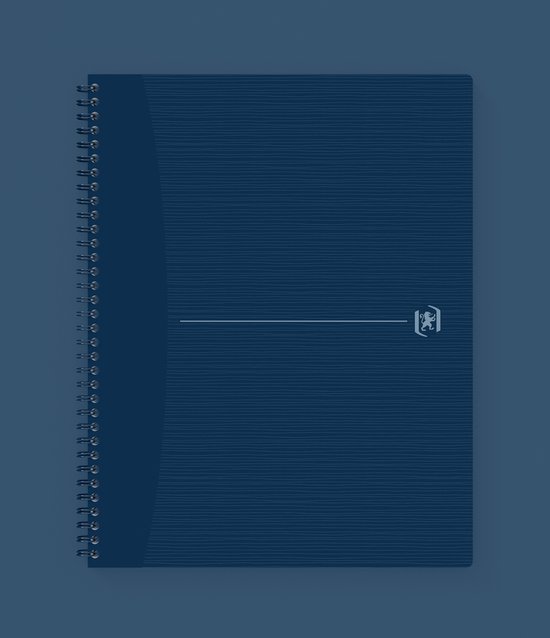 Donkerblauw A4+ notitieboek met spiraalbinding, fijne horizontale lijntjes en een subtiel logo, op een donkerblauwe achtergrond.