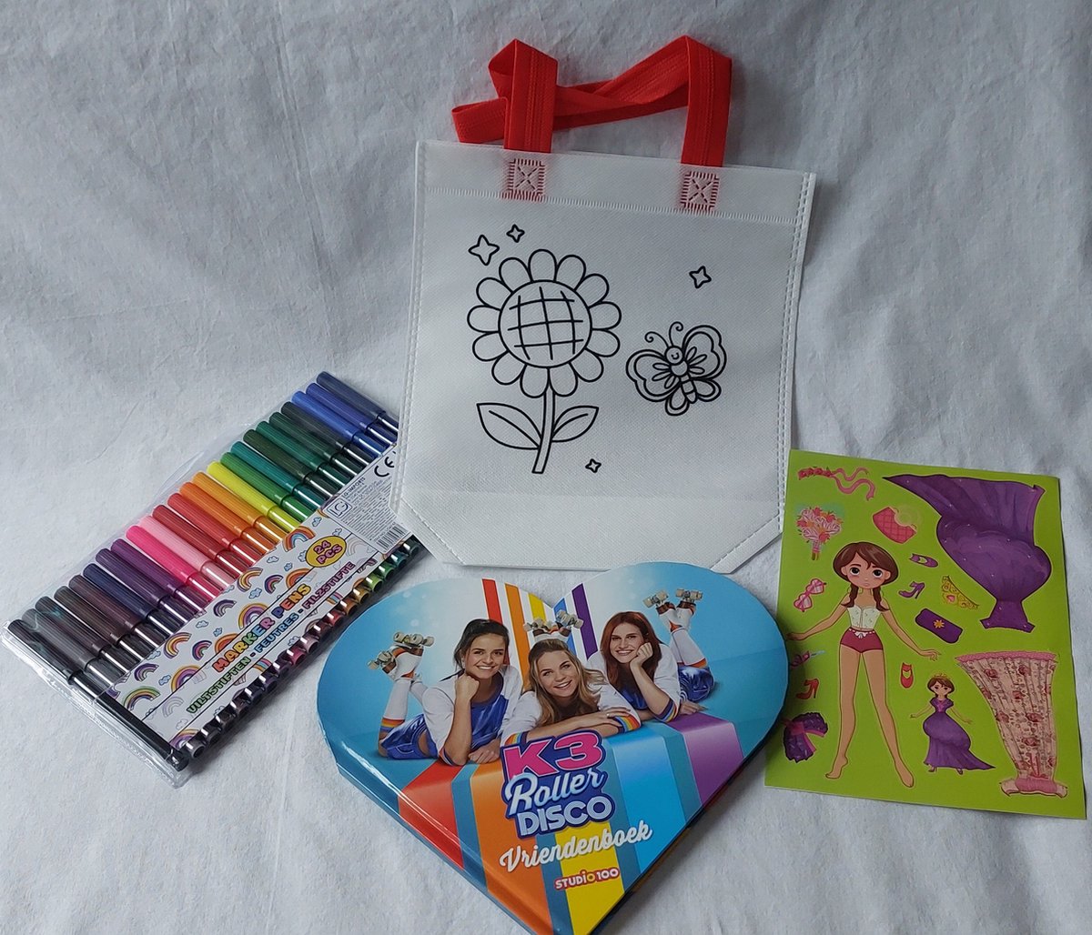 Brievenbus cadeau voor Meisje - 4 producten - 300 g - K3 vriendenboek - Roller Disco - 24 stiften - Handgeschilderd cadeau tas - stickers - Cadeaupakket - Cadeaupakketje - Muziekland- cadeautjes voor meisje