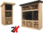 Set van twee insectenhotels: een kleiner naturel model en een groter model met dennenappels.
