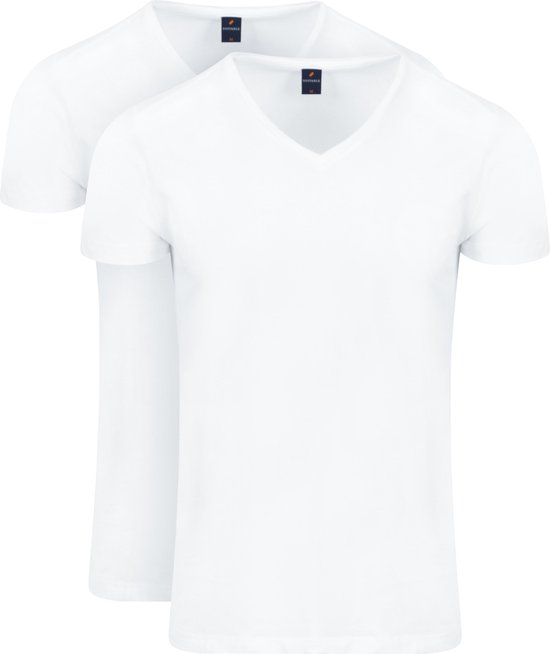 Twee witte V-hals t-shirts op een witte achtergrond. Eén shirt is op de voorgrond.
