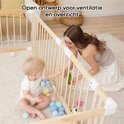 Open babyren van hout met een baby en moeder die interageren, voor ventilatie en overzicht.