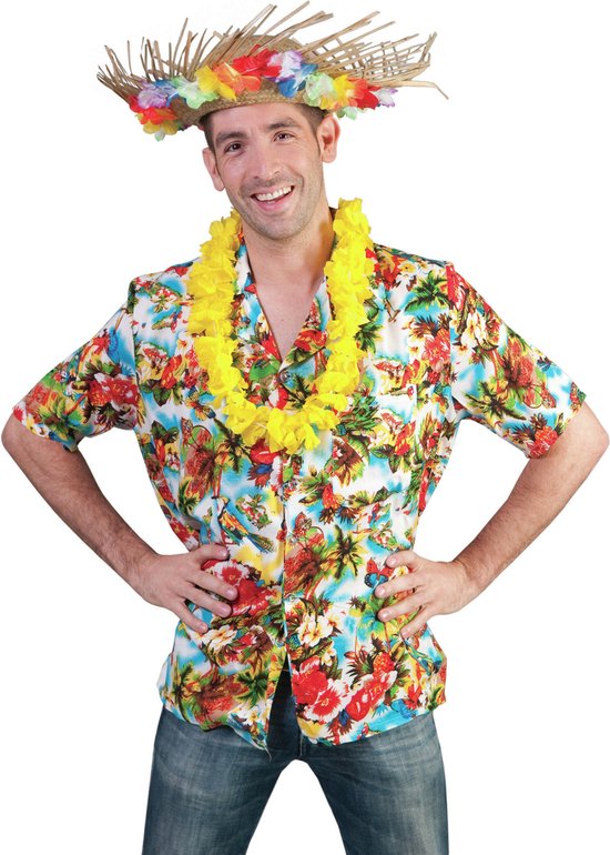 Man met een Hawaii-blouse met bloemenprint, strooien hoed met bloemenkrans en gele bloemenketting.