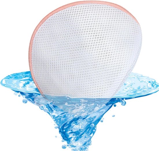 Sachet de lavage blanc en maille avec bordure rose dans un tourbillon d'eau.