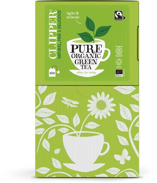 Groene verpakking voor Clipper Pure Organic Green Tea met 250 plasticvrije theezakjes. Tekst: "light & delicate", "PURE ORGANIC GREEN TEA".