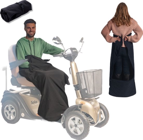 Man op scootmobiel met zwarte deken, opgerolde deken en vrouw die een deken draagt.