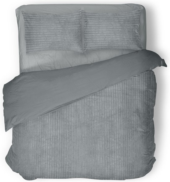 Housse de couette grise en polaire teddy côtelée avec deux taies d'oreiller, dressée sur un lit.