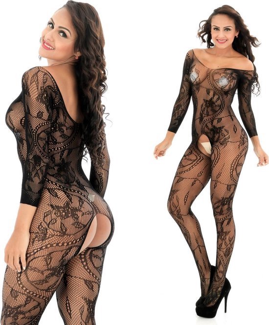 Collage van twee afbeeldingen van een vrouw in een zwarte kanten body met lange mouwen, bloemenpatroon en open kruis/billen.