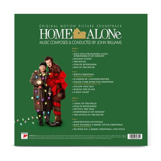 Achterkant van de 'Home Alone' soundtrack hoes met lijst van nummers. Twee mannen, één met kerstlichtjes om zich heen, staan voor groene achtergrond.