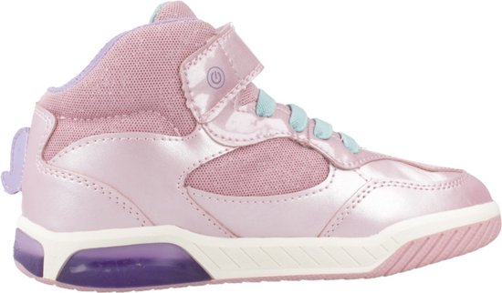 Profil latéral de sneaker Geox rose avec lacets vert menthe, application œil violet et semelle lumineuse.