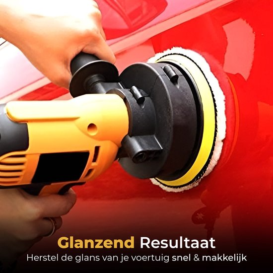 Handen gebruiken een gele polijstmachine met zwarte accenten op een glanzende rode auto. Glanzend resultaat: herstel de glans van je voertuig.