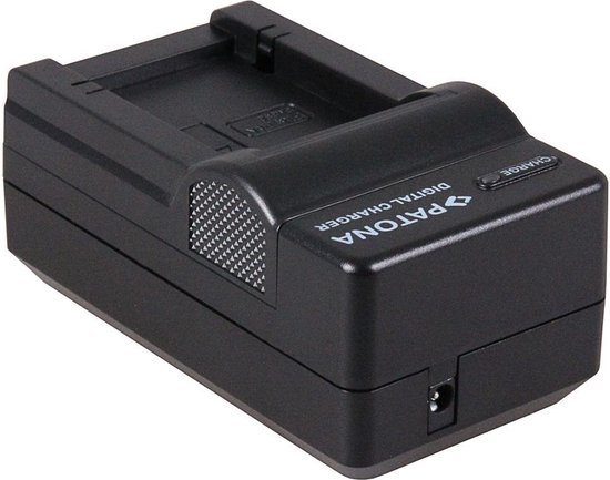 Zwarte Patona digitale oplader met "charge" indicator.