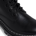 Close-up van een zwarte Tamaris veterlaars, focus op veters en stiksels.
