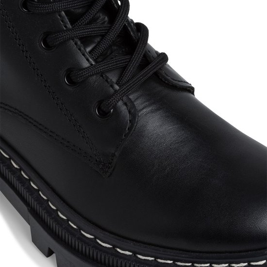 Close-up van een zwarte Tamaris veterlaars, focus op veters en stiksels.